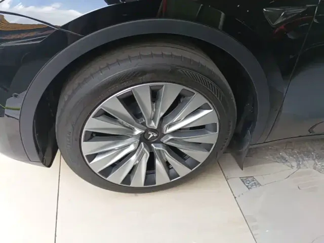Tesla Model Y — Фото автомобиля 22