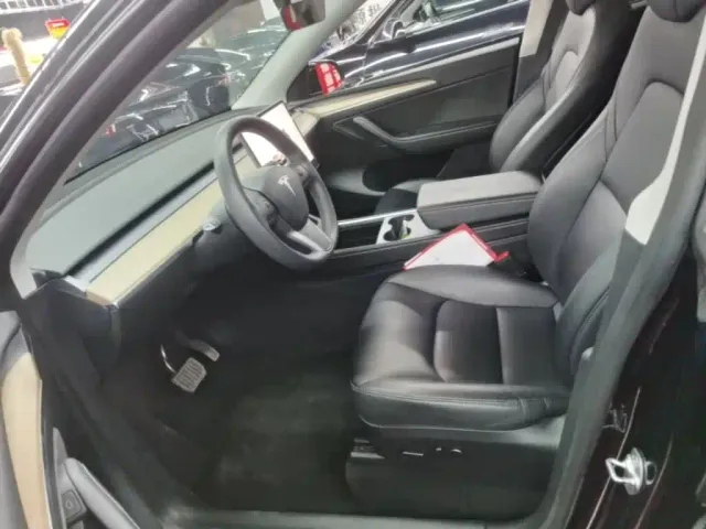 Tesla Model Y — Фото автомобиля 14