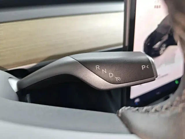 Tesla Model Y — Фото автомобиля 13