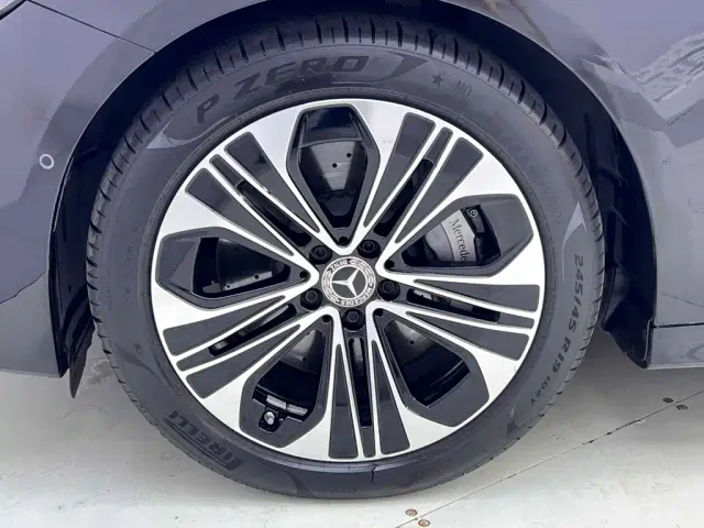 Mercedes-Benz E-Class — Фото автомобиля 11