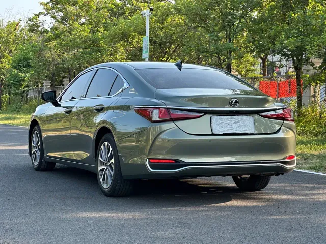 Lexus ES — Фото автомобиля 4