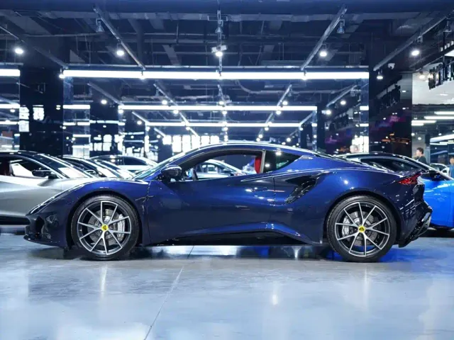 Lotus Emira — Фото автомобиля 17