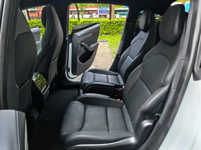 Tesla Model Y L — Фото автомобиля 9