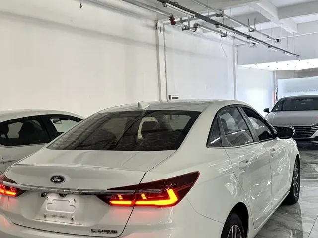 Ford Escort — Фото автомобиля 3