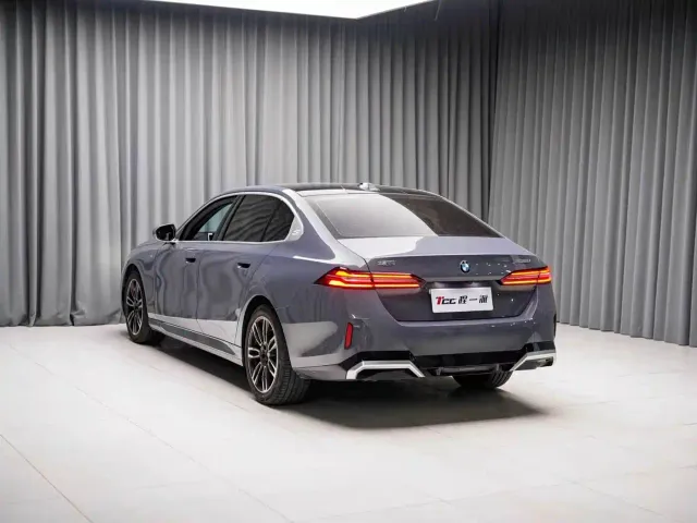 BMW 5 Series — Фото автомобиля 10