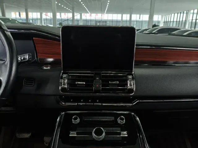 Lincoln Navigator — Фото автомобиля 11