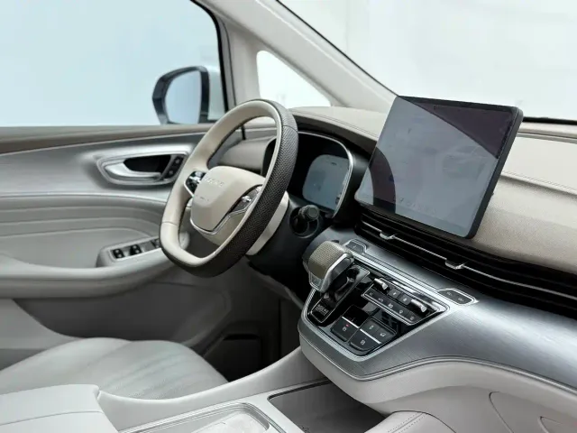 Roewe iMAX8 — Фото автомобиля 16