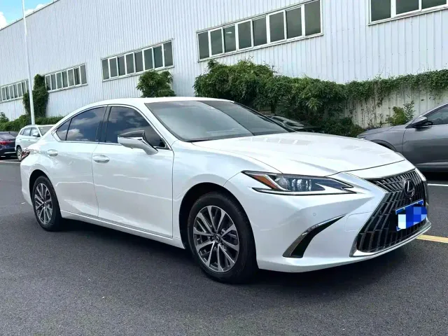 Lexus ES — Фото автомобиля 3