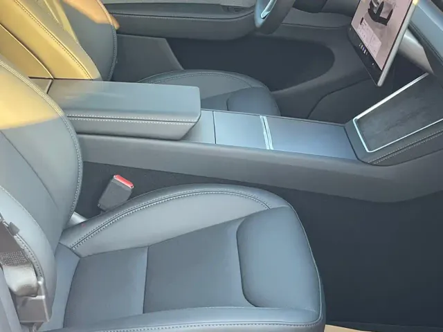 Tesla Model Y — Фото автомобиля 6