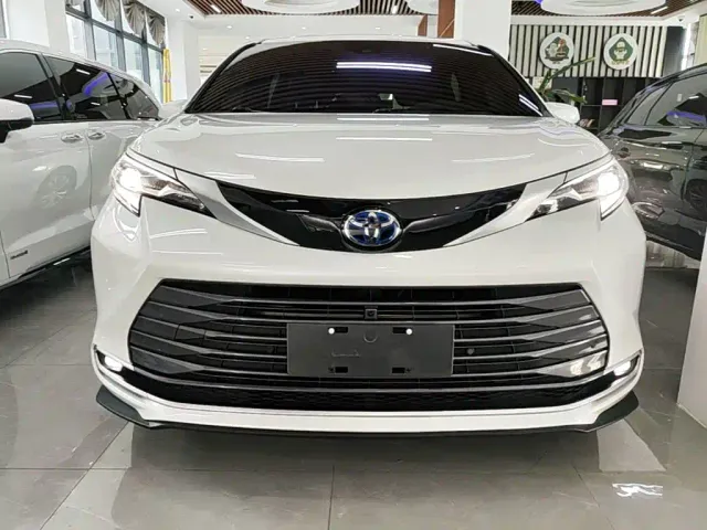 Toyota Sienna — Фото автомобиля 2