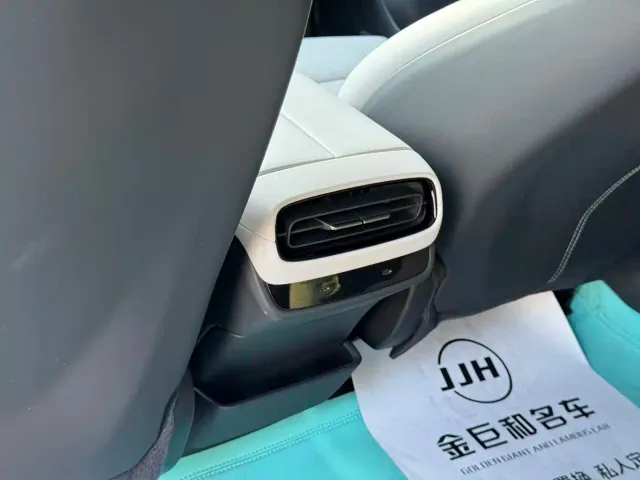 Xiaomi SU7 — Фото автомобиля 9