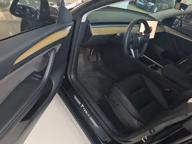 Tesla Model Y — Фото автомобиля 15