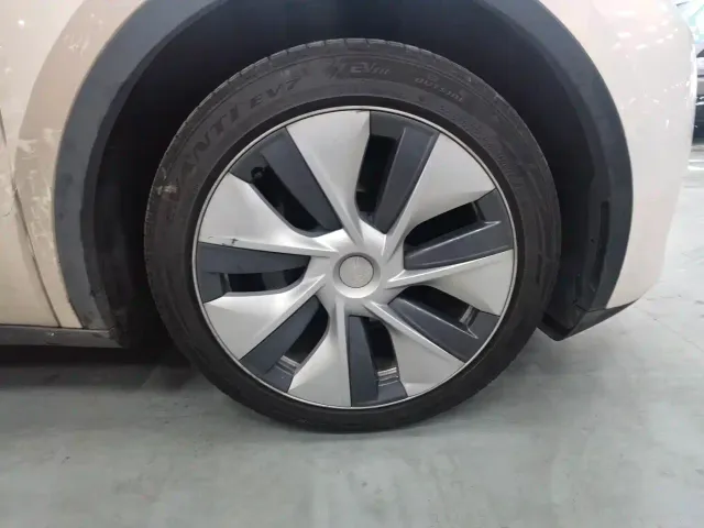 Tesla Model Y — Фото автомобиля 19