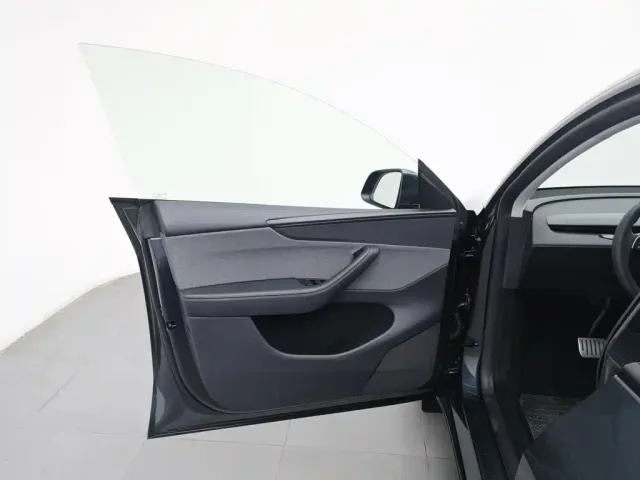 Tesla Model Y — Фото автомобиля 8
