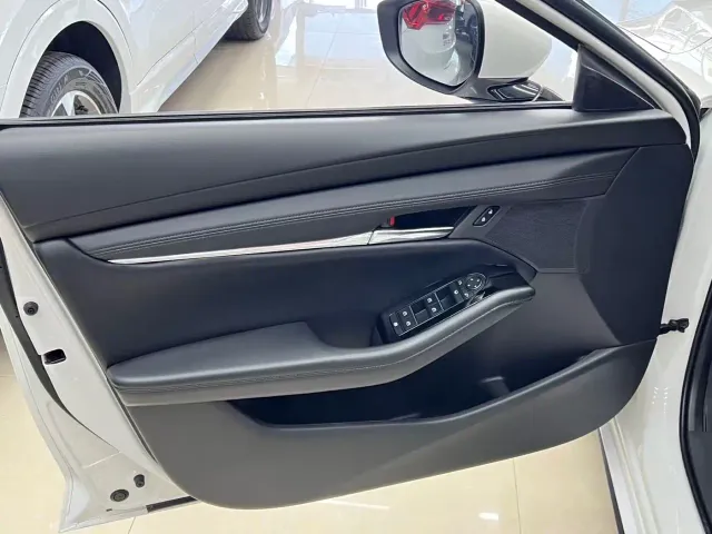 Mazda Axela — Фото автомобиля 14