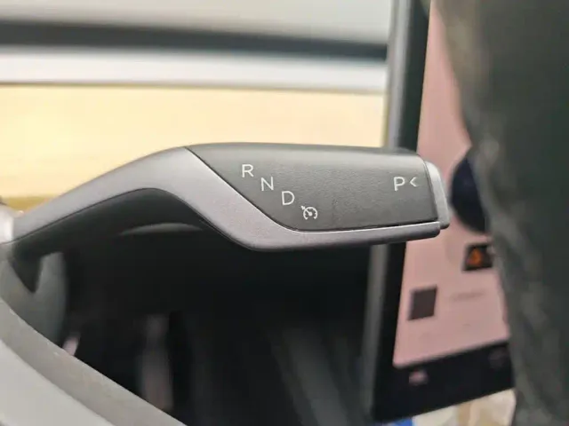 Tesla Model Y — Фото автомобиля 10
