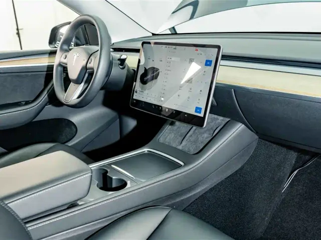 Tesla Model Y — Фото автомобиля 18