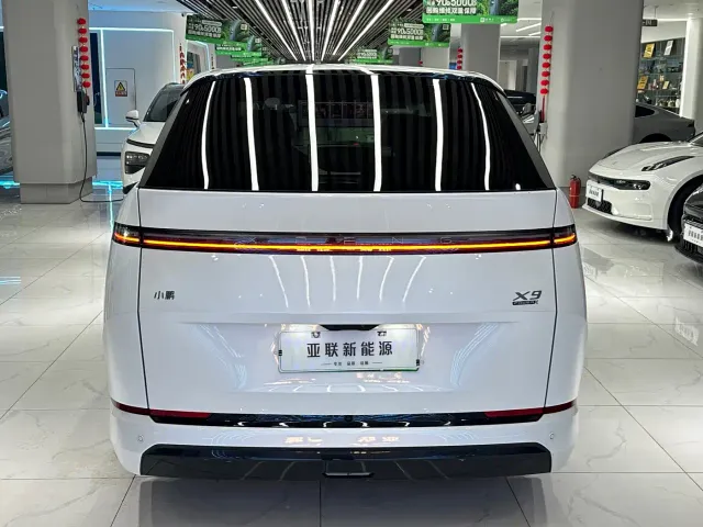 Xpeng X9 — Фото автомобиля 8