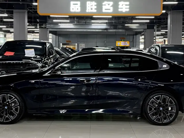 BMW 5 Series — Фото автомобиля 4