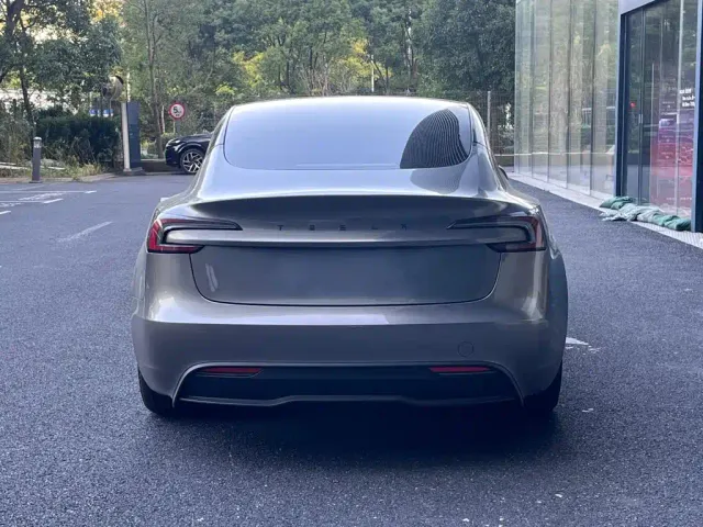 Tesla Model 3 — Фото автомобиля 3