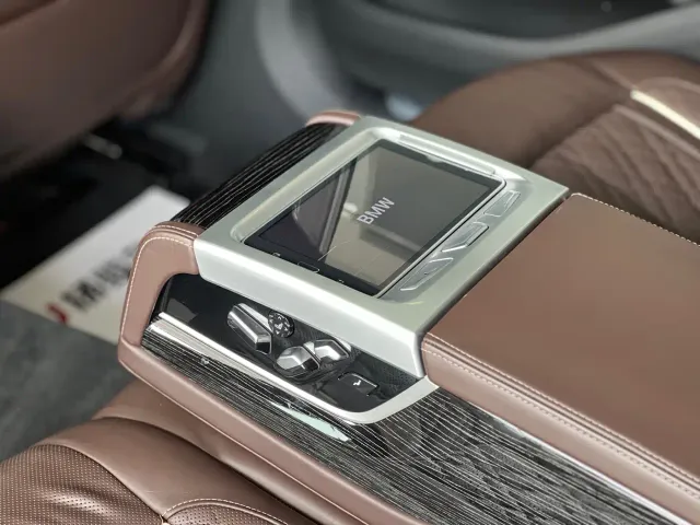 BMW 7 Series — Фото автомобиля 14