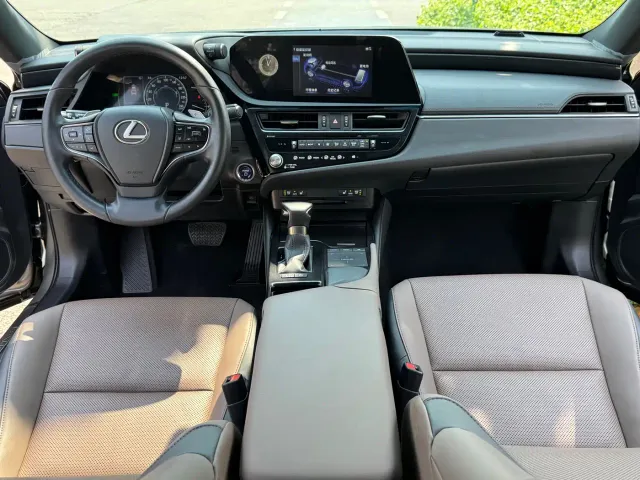 Lexus ES — Фото автомобиля 7