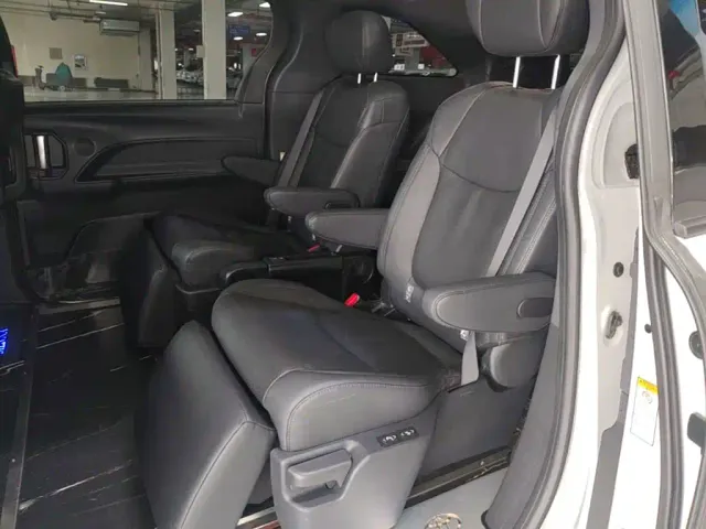 Toyota Sienna — Фото автомобиля 16