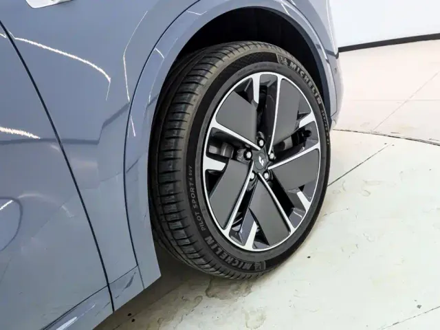 Li Auto L8 — Фото автомобиля 11