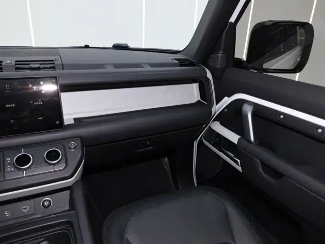 Land Rover Defender — Фото автомобиля 25