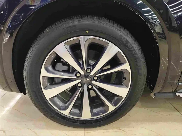 Li Auto ONE — Фото автомобиля 10