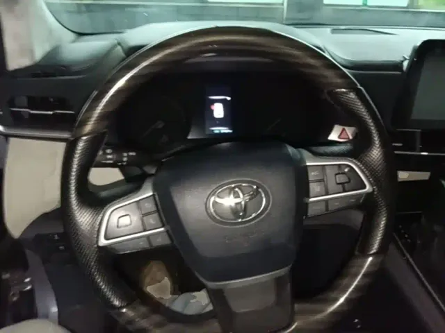 Toyota Sienna — Фото автомобиля 10