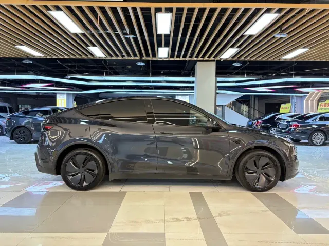 Tesla Model Y — Фото автомобиля 6