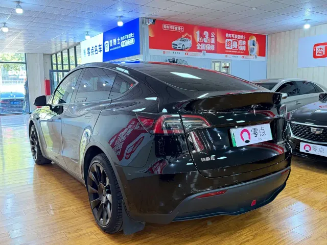 Tesla Model Y — Фото автомобиля 11