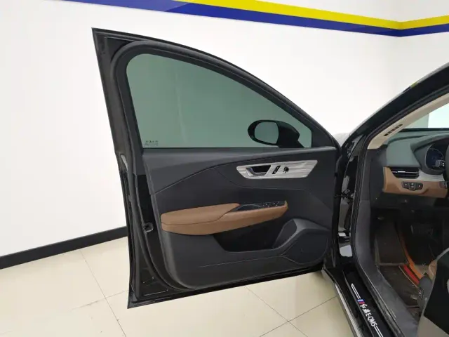 Hongqi E-QM5 — Фото автомобиля 7
