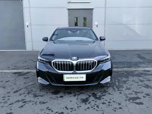 BMW i5 — Фото автомобиля 2