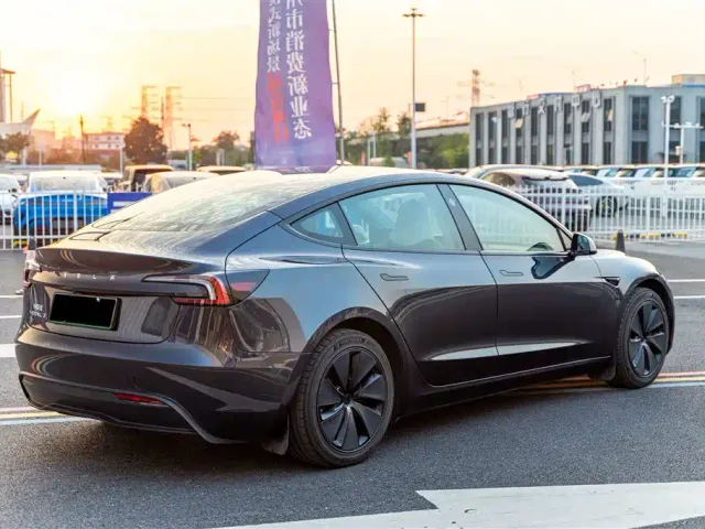 Tesla Model 3 — Фото автомобиля 8
