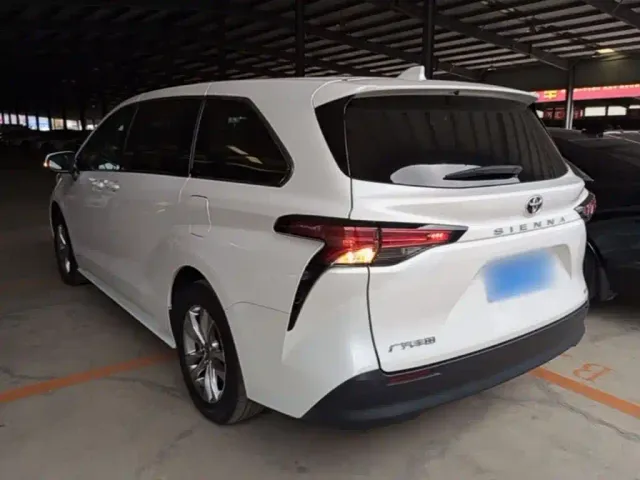 Toyota Sienna — Фото автомобиля 4
