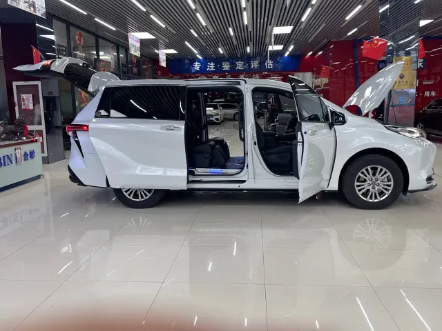 Toyota Sienna — Фото автомобиля 25