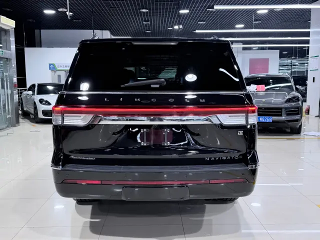Lincoln Navigator — Фото автомобиля 24