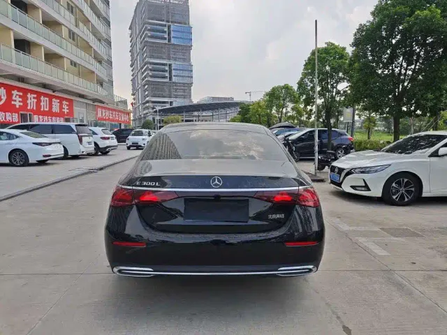 Mercedes-Benz E-Class — Фото автомобиля 4
