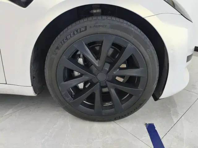 Tesla Model 3 — Фото автомобиля 6