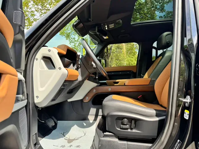 Land Rover Defender — Фото автомобиля 13