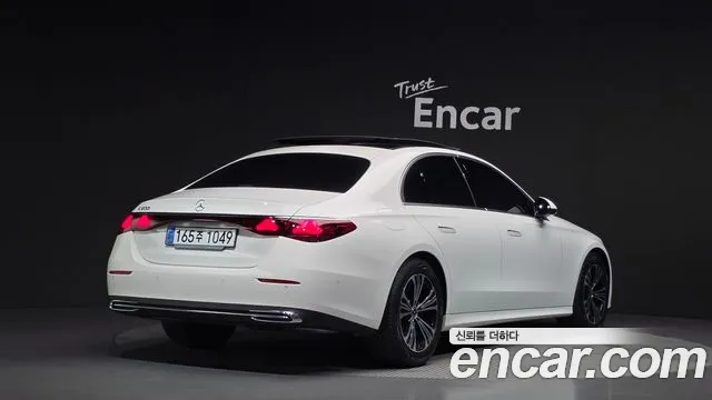 Mercedes-Benz E-Class — Фото автомобиля 2