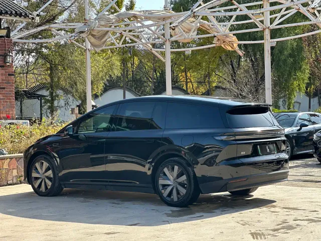 Li Auto i8 — Фото автомобиля 4