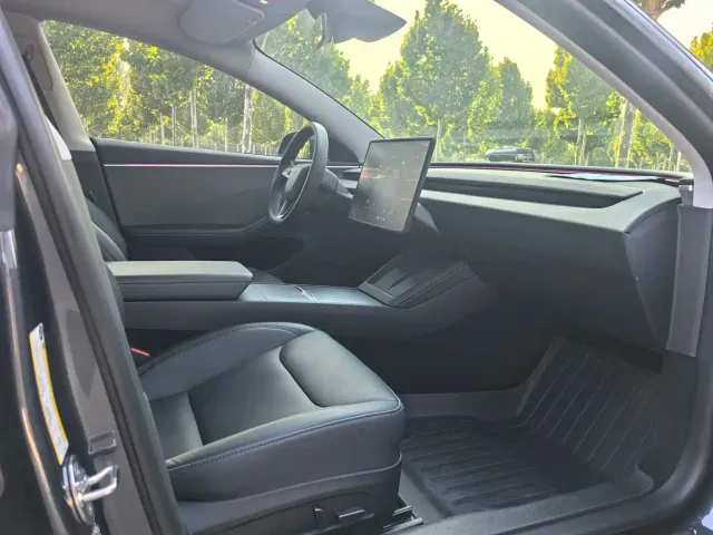 Tesla Model 3 — Фото автомобиля 4