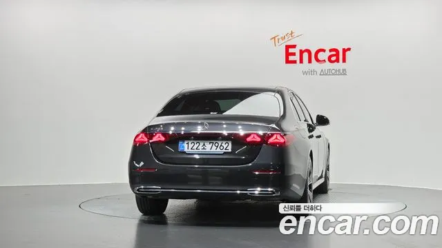 Mercedes-Benz E-Class — Фото автомобиля 2