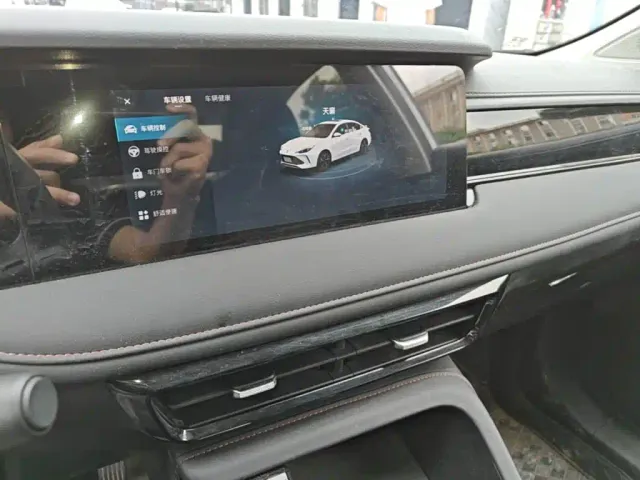 Roewe i5 — Фото автомобиля 12