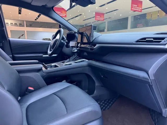 Toyota Granvia — Фото автомобиля 23