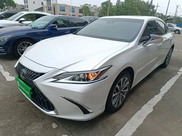 Фотография автомобиля — Lexus ES