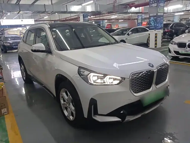 BMW iX1 — Фото автомобиля 3